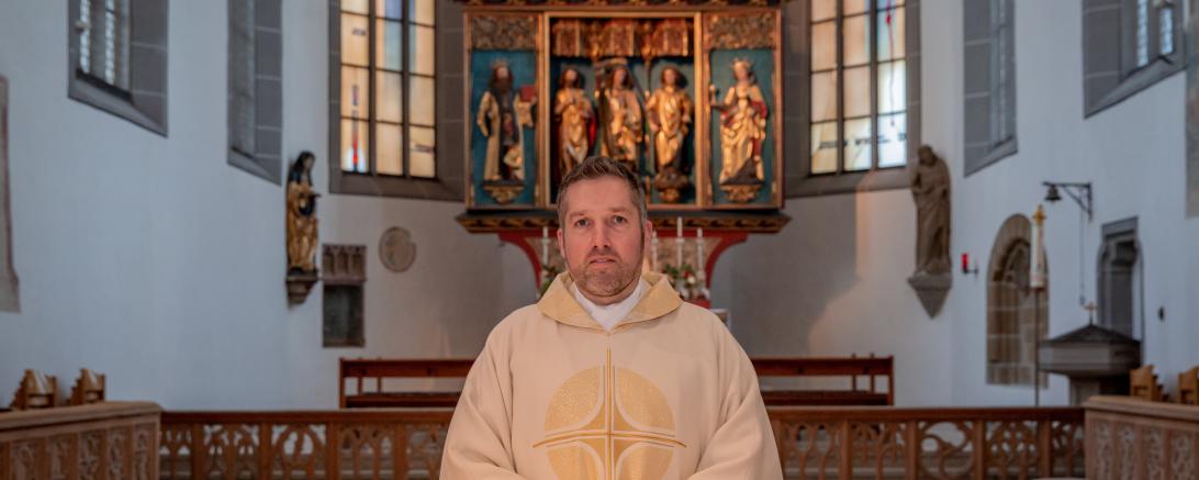 Pfarrer Benjamin Beck in de St. Salvator Kirche. 