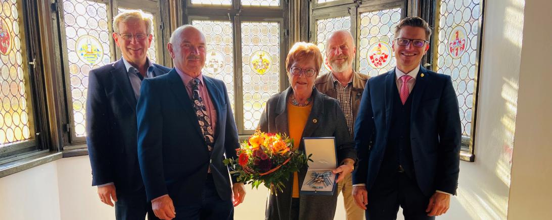 Bei einem Empfang in der Bundesstube des Rathauses gratulierte Oberbürgermeister David Wittner Elisabeth Strauß zu dieser besonderen Auszeichnung. 