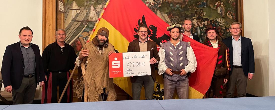 Der „Bettler“ aus den Reihen der Neresheimer Landsknechte brachte sich während des Stadtmauerfestes fleißig in das Festgeschehen ein und sammelte Spenden für die Stiftung „Nördlinger Hilfe in Not“. 