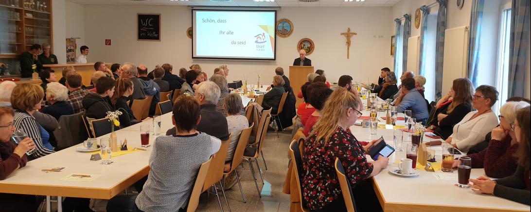 Bildunterschrift Helmut Guckert Ehrenvorsitzender Bezirksverband für Gartenbau und Landespflege am Rednerpult.