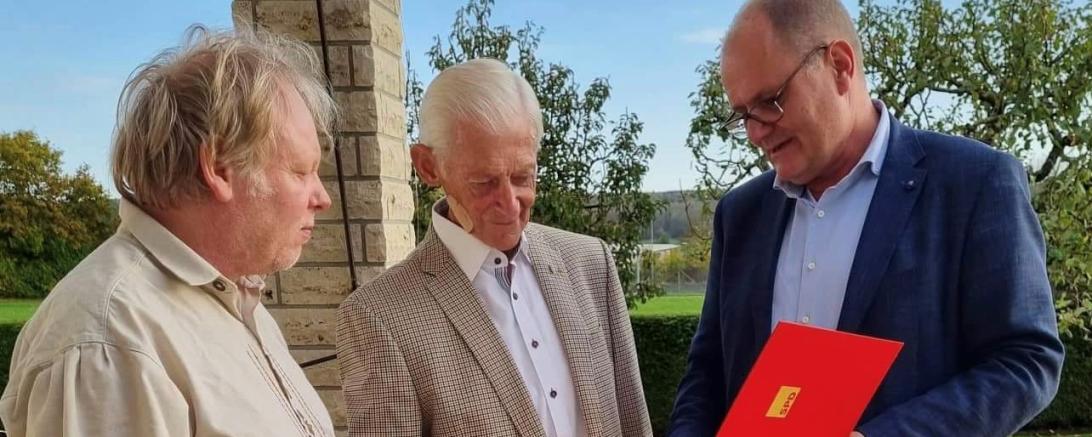 Günther Schiele, der Jubilar Gerhard Maresch und Georg Wiedemann bei der Urkunden Übergabe.