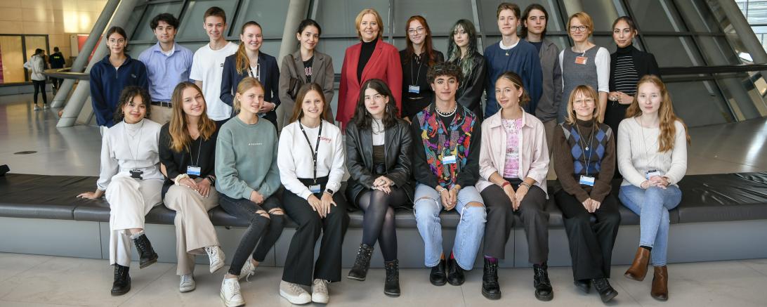 Das Bild zeigt die eingeladenen Preisträger und Bärbel Bas, die Präsidentin des Deutschen Bundestages.