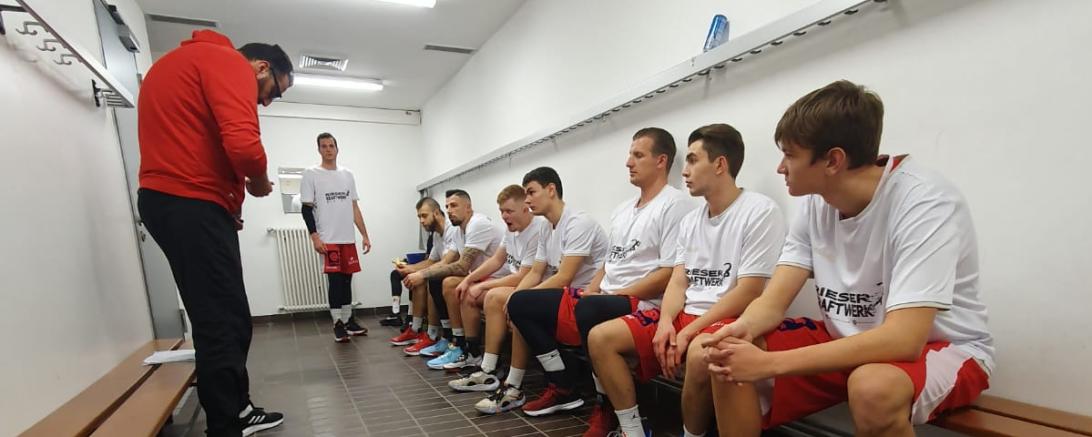 Das Bild zeigt die Spieler in der Kabine.