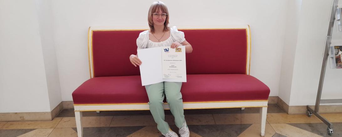 Das Bild zeigt Sarah Schweidler mit ihrer Wettbewerbsurkunde.
