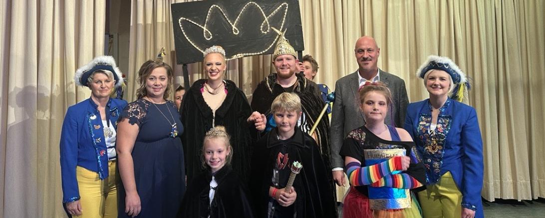 Das Bild zeigt Die Prinzenpaare des CCBH mit Präsidentin Nadine Strauß (zweite von links) und Bürgermeister Harald Müller.