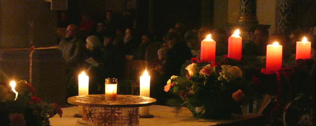 Der Adventskranz und das Friedenslicht aus Bethlehem in St. Georg.