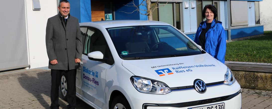  Bernd Mielich (Raiffeisen-Volksbank Ries) und Pflegedienstleiterin Hedwig Stimpfle (Diakonie Donau-Ries, Diakoniestation Nördlingen).