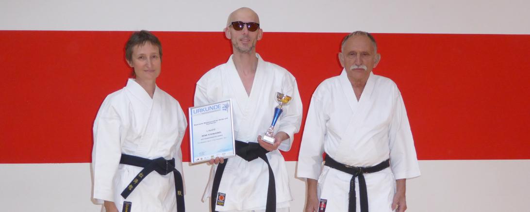 Das Foto zeigt Rene Steinhübel (Mitte) mit den Trainern Monika Schenk (l.) und Lothar Kreutner (r.)