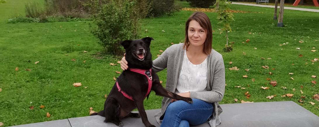 Im Bild ist Sonja Gerstmayer mit ihrer Hündin Smiley zu sehen.
