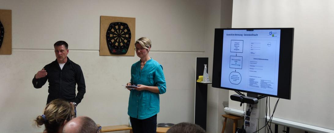 Das Bild zeigt Sascha Vetter (links) und Regina Essig (rechts). 