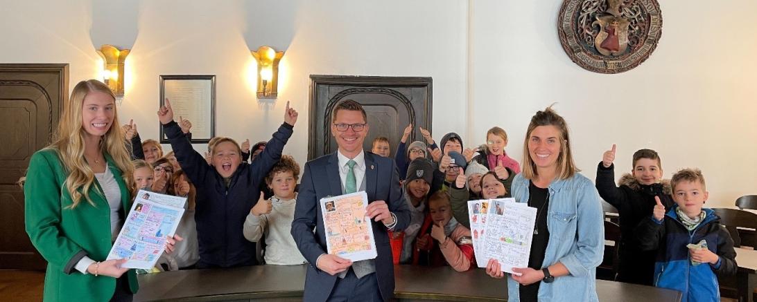 Schüler der 4b der Hans-Schäufelin-Grundschule überreichten Oberbürgermeister David Wittner ihre Steckbriefe für Grundschulkinder der Henschke Primary Catholic School in Nördlingens Partnerstadt Wagga Wagga in Australien.