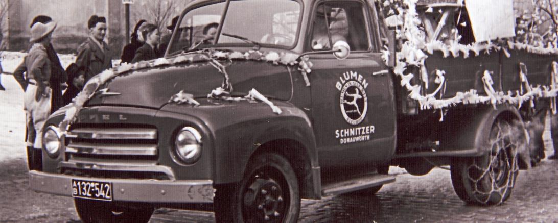 Im Bild ist ein Auto von Blumen Schnitzer von früher zu sehen.