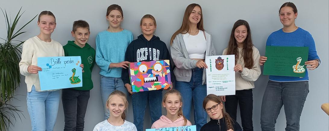 THGler sammeln Brillen für sehhilfebedürftige Menschen.