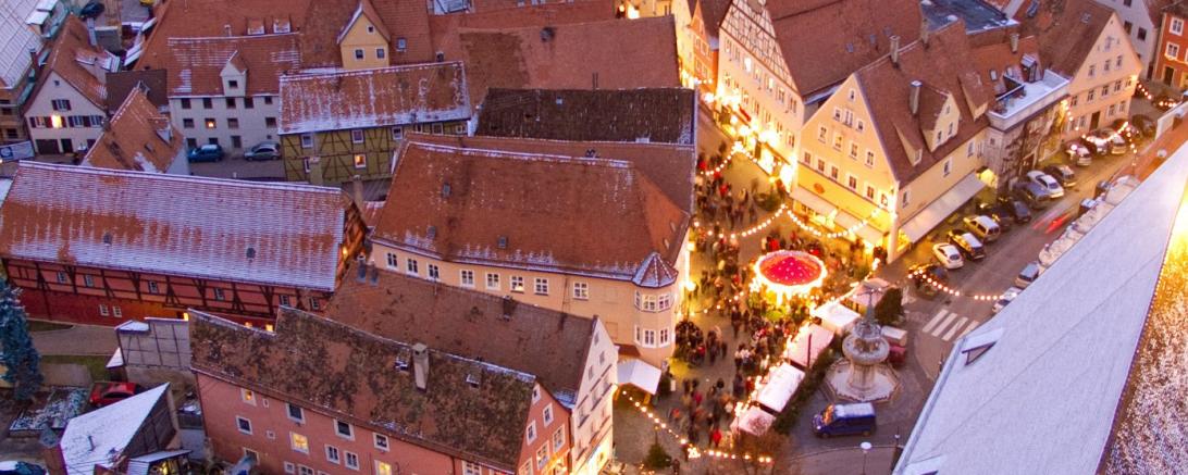 Das Bild zeigt den Romantischen Weihnachtsmarkt in Nördlingen aus der Vogelperspektive. 