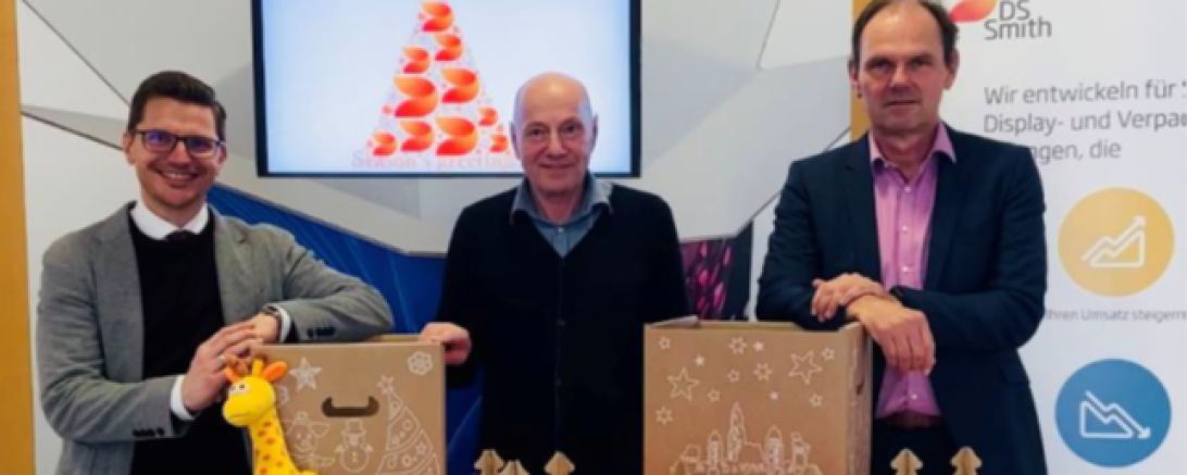 Oberbürgermeister David Wittner (links), Michael Lamprecht, Cluster Director South bei DS Smith Packaging Deutschland & Schweiz (rechts) und Peter Scharfenecker, Site Manager DS Smith Werk Nördlingen (mitte), präsentieren die weihnachtlichen Kisten im speziellen Nördlingen-Design.