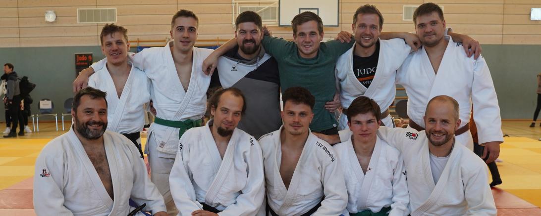 Gruppenbild: Die Kämpfer mit den Liga-Coaches Marco Schmidt und Markus Lachner.