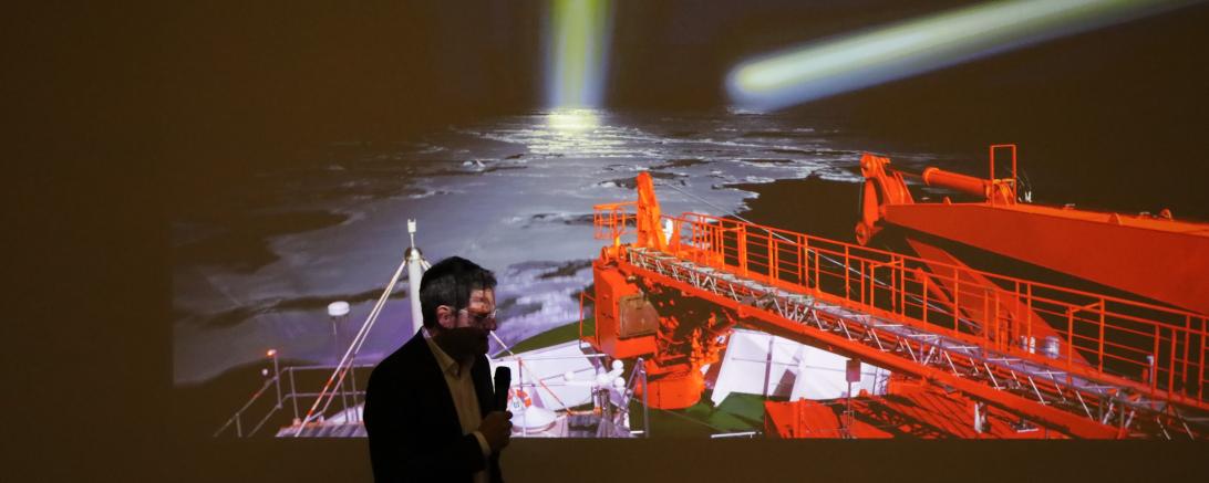 Im Bild ist der Vortrag über „Eingefroren am Nordpol“ zu sehen.