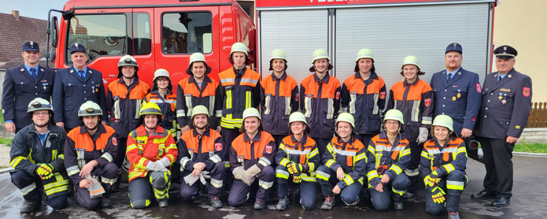 Das Gruppenbild der 13 Truppführerprüfung-Absolventen.