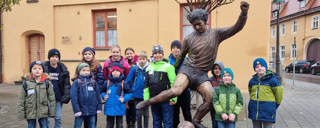 Das Bild zeigt die Kinder die am Kindermitbringtag auf Entdeckungsreise durch den Landkreis gingen. 