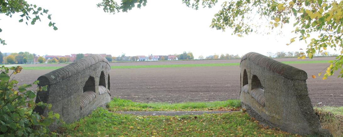 Die Franzosenbrücke in Wechingen. Im Hintergrund: Holzkirchen.