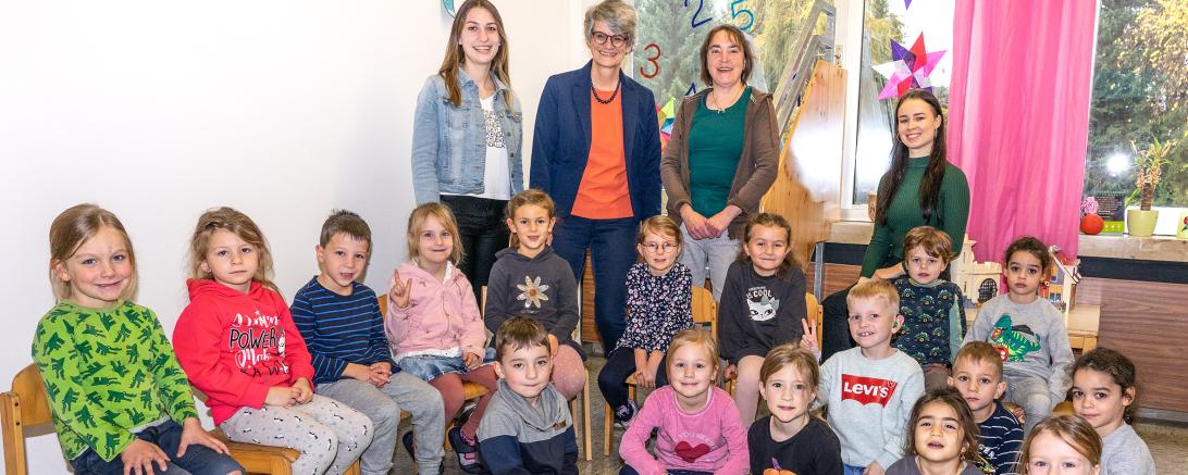 Die Vorschulkinder des Deininger Kindergartens „Villa Funkelstein“ haben in einer Verlosungsaktion des AELF Nördlingen-Wertingen eine Lebensmittelretter-Box mit vielen praktischen Utensilien gewonnen. Mit den Kindern freuten sich die Erzieherinnen Katharina Husel und Simone Geiger (1. u. 3. v. l.), Hauswirtschaftsdirektorin Brigitte Steinle (2. v. l.) und Praktikantin Sophia Gabler.