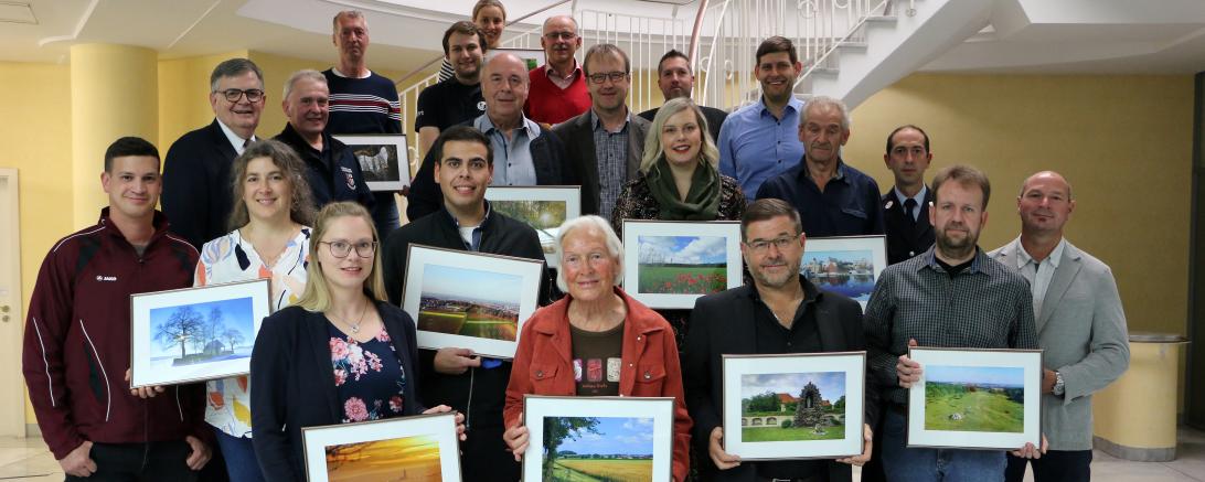 Gruppenbild der Sieger und Siegerinnen des Fotowettbewerbs.