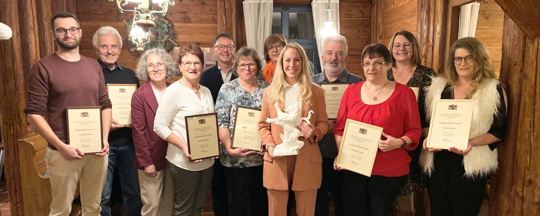 Das Dorfladennetzwerk Donau-Ries bei der Feierstunde zum Bayerischen Heimatpreis 2022.