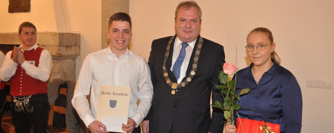 David Koch, 1. Bgm. Martin Scharr und Lena Scheurich bei der Ehrung.