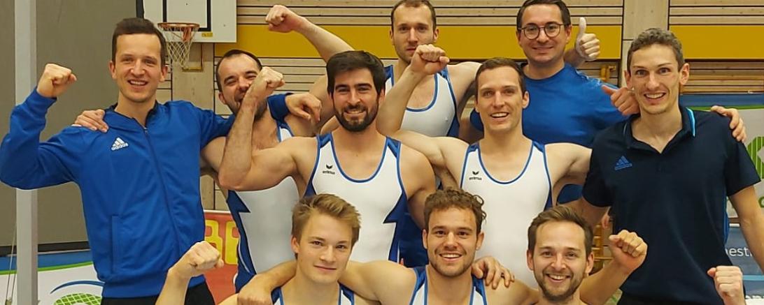 Kevin Reile (mitte links) und Simon Meyer (mitte rechts) mit dem Team aus Fürth.