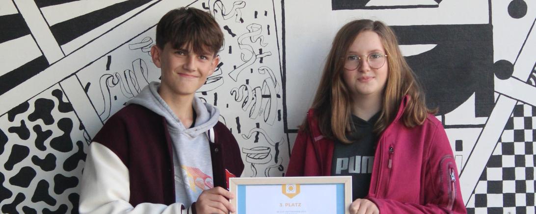 Die beiden Klassensprecher des vergangenen Jahres, Paul Thum und Laura Gött.