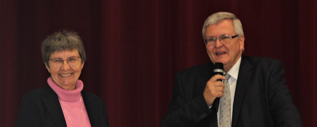 Das Foto zeigt Dr. Renate Rachidi und Dr. Christoph Henzler.