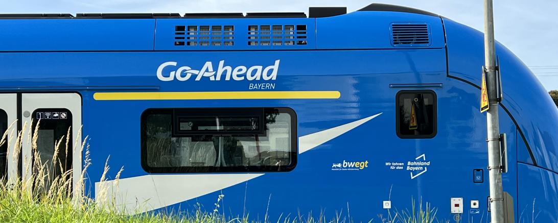 Das Bild zeigt einen Zug von Go-Ahead