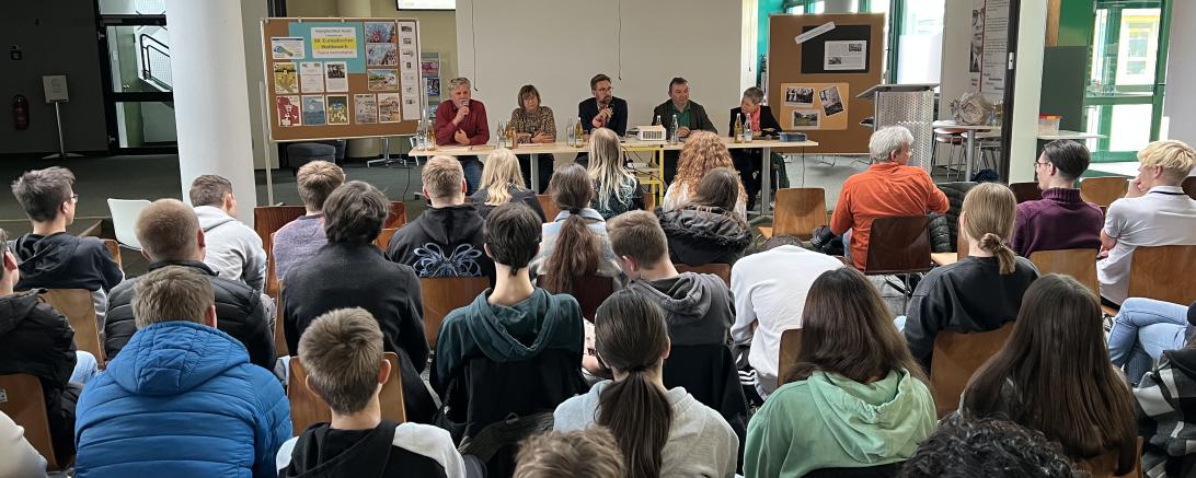 Das Bild zeigt (v.l.) Johannes Thum (ÖDP), Brigitte Kundinger-Schmidt (SPD), Moderator Mirco Zeitler, Albert Riedelsheimer (3. Bürgermeister in Donauwörth/ Bündnis 90/Die Grünen) und Birgit Rössle (CSU).