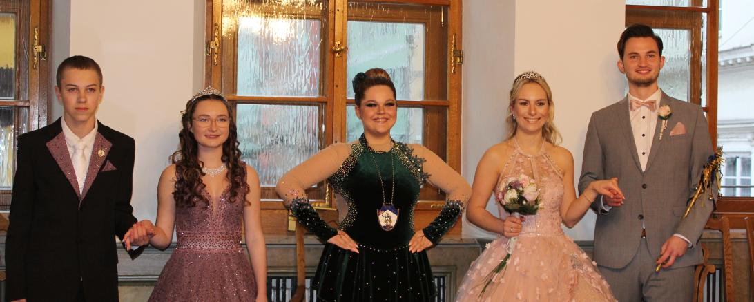 Prinzessin Anna und Prinz Max (rechts) übergeben an Prinz Marvin und Prinzessin Lisa und begrüßen das Tanzmariechen Laura Hofmann. 