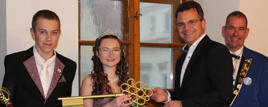 Oberbürgermesiter Jürgen Sorré überreicht Prinz Marvin II. (Wild) und Prinzessin Lisa I. (Griechbaum) symbolisch den Rathausschlüssel. Im Hintergrund IFD-Präsident Ulrich Reitschuster. 