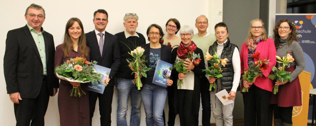 Bürgermeister Albert Riedelsheimer (l.) und OB Jürgern Sorré (3.v.l) übergeben die Donauwörther Umweltpreise an Magdalena Schmid (2.v.l.) und an Christine Anselmi (5.v.l) und die Mitglieder der Plogging Grupppe. 
