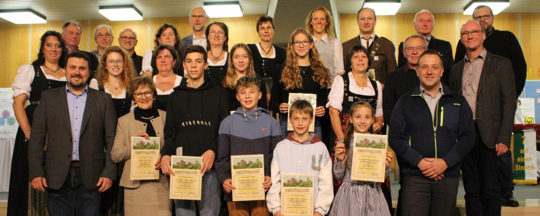 Die Geehrten zusammen mit Bürgermeister Christof Schmidt (vorne links), Sportreferent Bernd Spielberger (vorne rechts), Erwin Seiler (mittlere Reihe, rechts außen) und Ehrenamtsreferent Wolfgang Stolz (hinten rechts). 