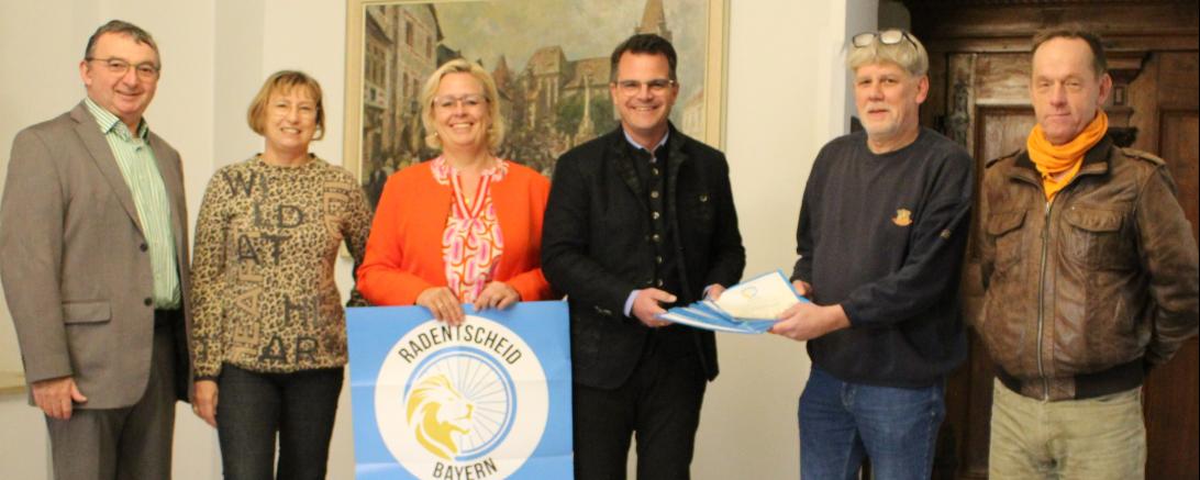 Übergabe der Unterschriften (von links nach rechts): Albert Riedelsheimer (Grüne), Bärbel Stahl (Grüne), Brigitte Kundinger-Schmidt (SPD), OB Jürgen Sorre; Johannes Thum (ÖDP), Steffen Reddel (ADFC) 