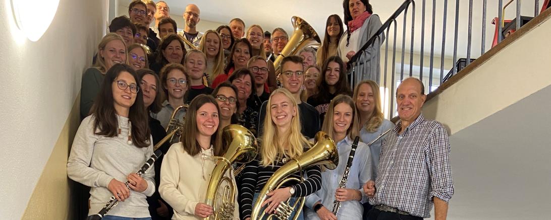 Das Bild zeigt die Musikerinnen und Musiker der Stadtkapelle Harburg unter der Leitung von Stadtkapellendirigent Franz Fischer.
