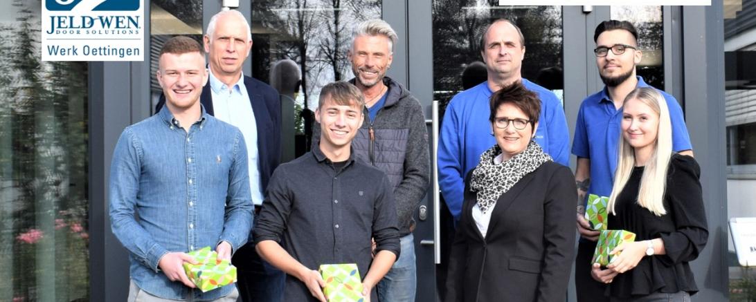 Karl-Heinz Hederer (Senior Manger HR), Thomas Schürer (BR-Vorsitzender), Kai Nusser (Ausbilder Industriemechaniker) und Karin Dorn (Ausbilderin Industriekaufleute), überreichen den Ausgebildeten ihre Geschenke.