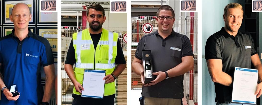 DIe stolzen Mitarbeiter mit ihren Auszeichnungen für langjährige Mitarbeit.