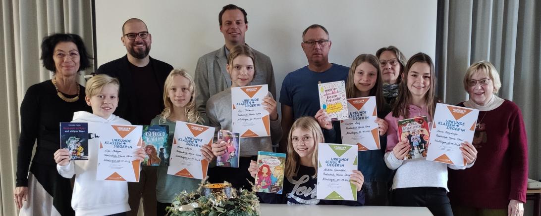 von links hinten: die Jury mit Eva von Roda (ganz links hintere Reihe);  von links vorne: die Klassenbesten und die Siegerin Milena Quirsfeld in der Mitte vorne.