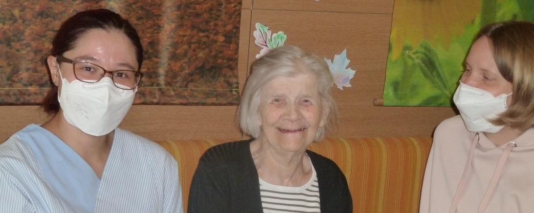 Im Bild sind Wohnbereichsleiterin Andrea Roßkopf, Jubilarin Maria Hauer, Pflegedienstleiterin Brigitta Streitwieser zu sehen