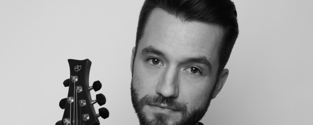 Der Komponis Matze Semmler tritt mit seiner Gitarre auf.