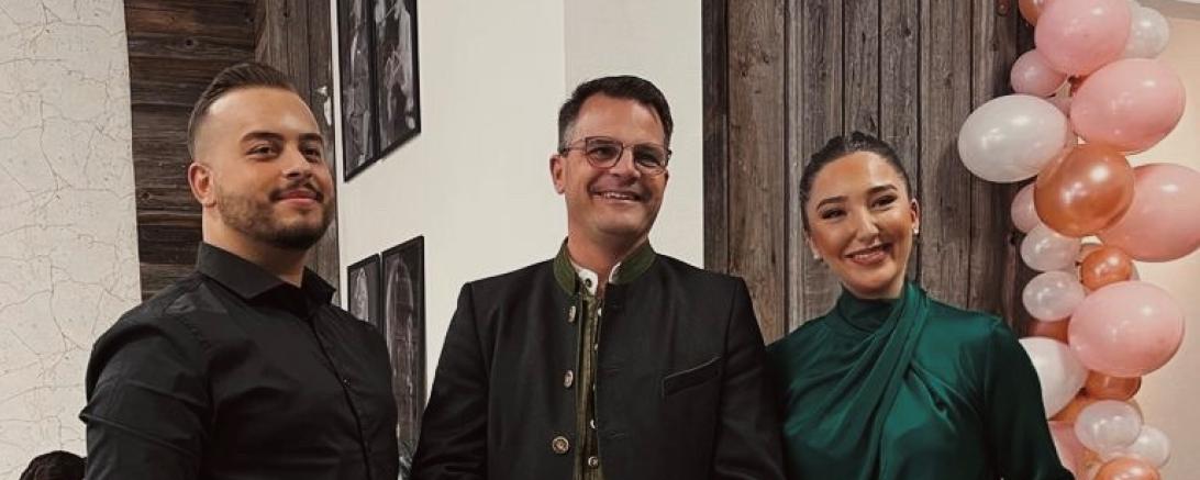 Das Bild zeig Ozan und Dilay Ata zusammen mit Oberbürgermeister Jürgen Sorré in ihrem Salon in Donauwörth.