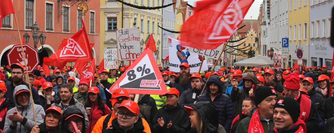 2500 Menschen sind beim Warnstreik der IG Metall am Donnerstag in Donauwörth auf die Straße gegangen. 