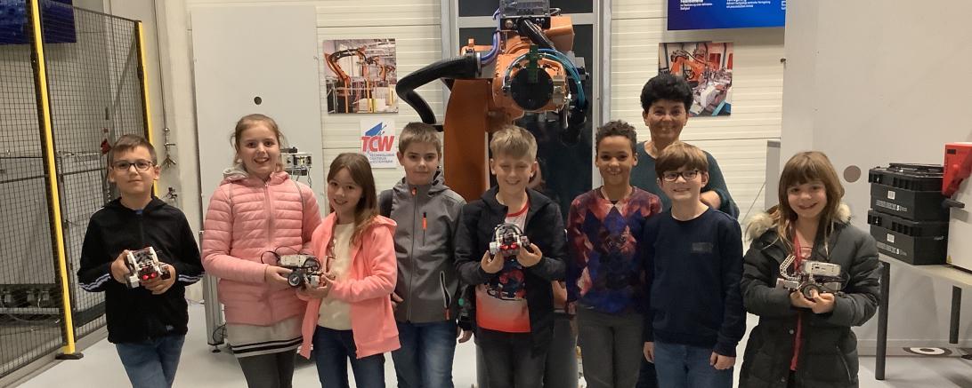 Schülerinnen und Schüler der fünften Klassen mit der verantwortlichen Lehrkraft für den MINT-Bereich an der Realschule Maria Stern Nördlingen Birgit Schweier-Steinmeyer.