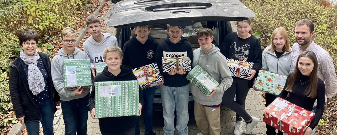 Die Schüler der Wirtschaftsschule mit ihren Paketen für die Aktion Nikolauskonvoi.