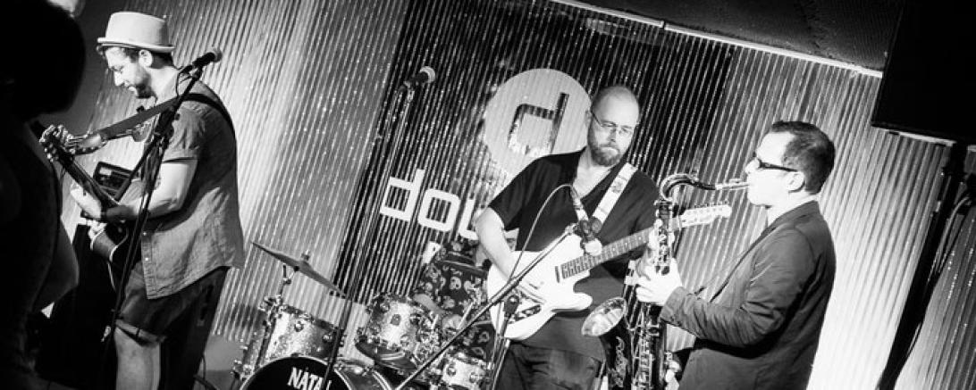 Im Bild ist eine Musikband zu sehen.