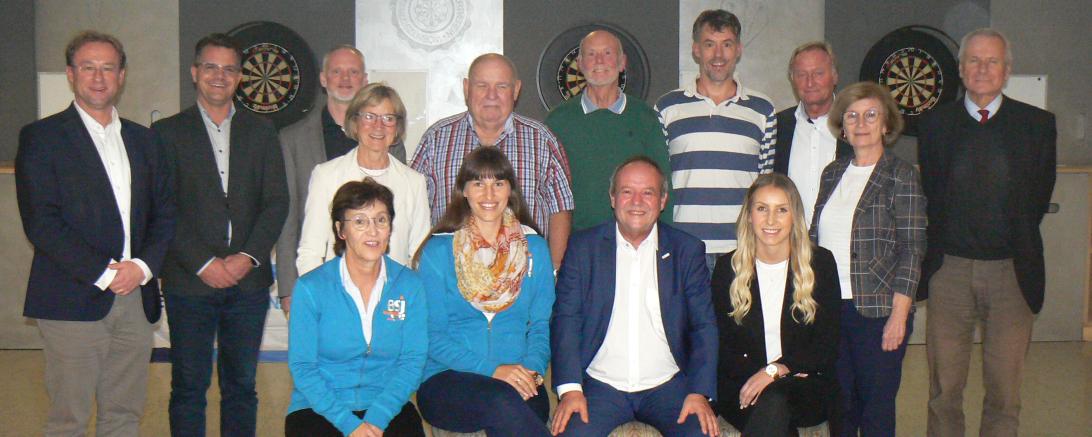 stehend v. li.; MdL Wolfgang Fackler, OB Jürgen Sorre, MdL Ulrich Singer, Evi Kühling, Helmut Schneider, Ralf Jaumann, Jochen Weber, Werner Freißler, stv. Landrätin Ursula Kneißl-Eder, Wilhelm Imrich sowie sitzend v. li.: Birgit Klinger, Judith Rau, Roland Pickhard und Rebecca Schneid. Es fehlt Birgit Christ.